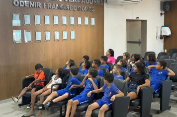 Foto - 06/05/2026 - Alunos da EM Carlos Prates visitam a Câmara